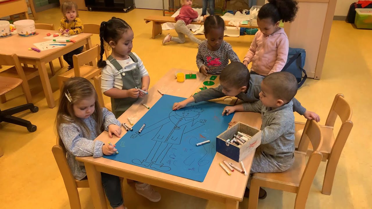 Children drawing together in a classroom at Primary School Het Dal