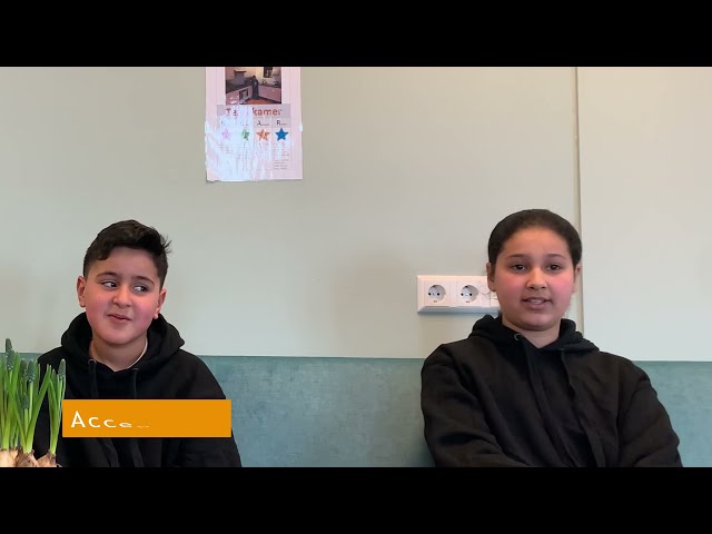 Two students speaking in the Primary School Het Dal film